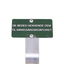 Tekstskilte på spyd (''De bedes henvende Dem til kirkegårdskontoret'')